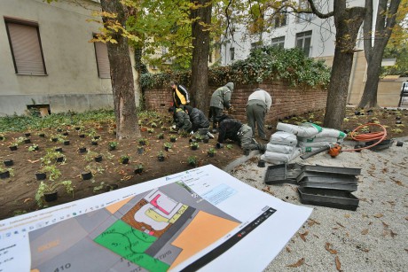 A Zsuzsanna forrás mögötti kis park is megszépül a Várkörúton